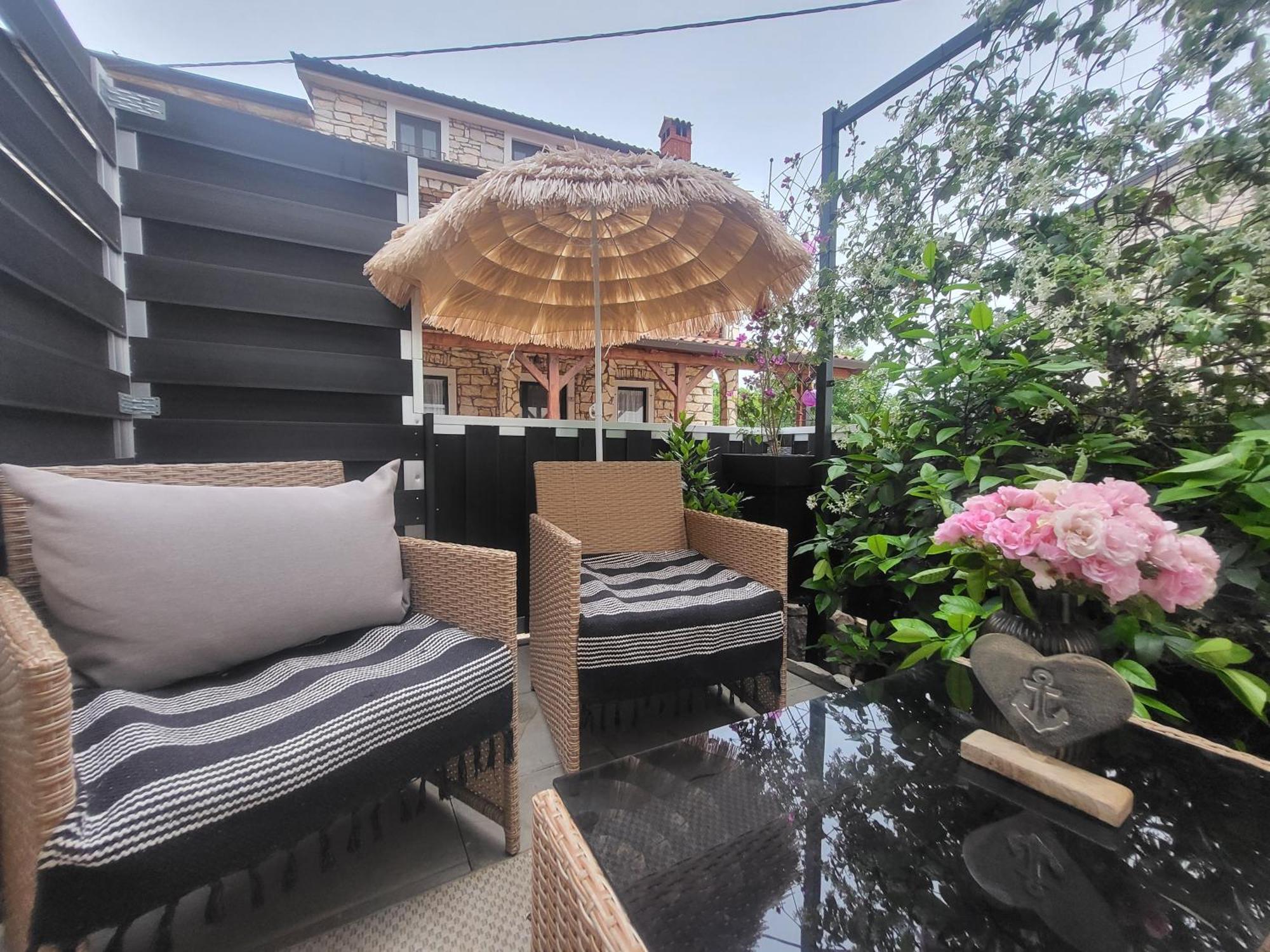 Villa Amore Radini Istrian Romantic Studio With Private Parking And Terrace Brtonigla Luaran gambar